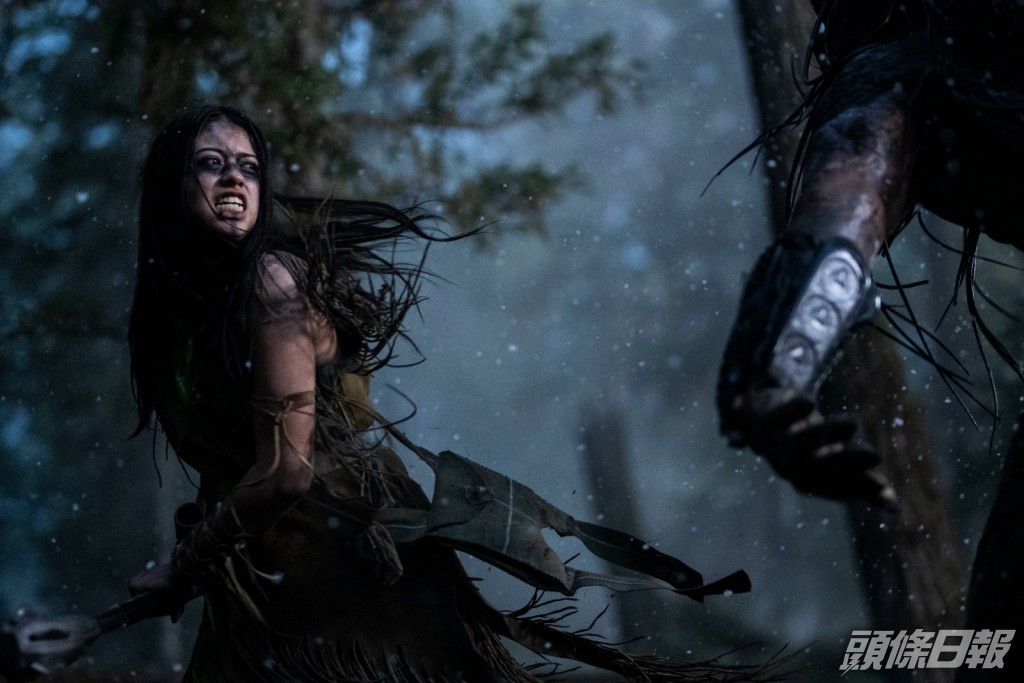 Amber Midthunder飾演的少女獵人Naru，今次做主導打怪獸。